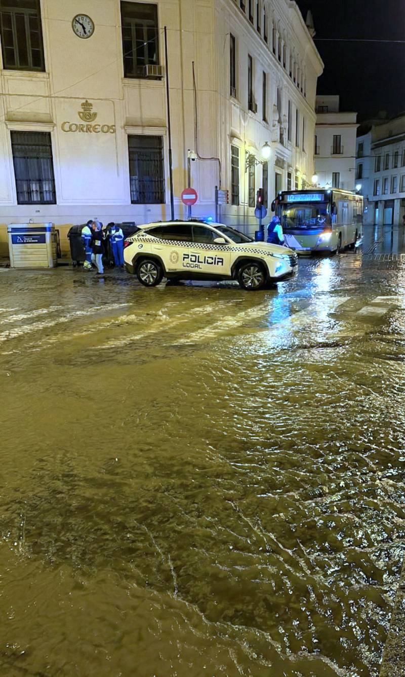 Inundación en confluencia de calle Medina con calle Arcos en Jerez
