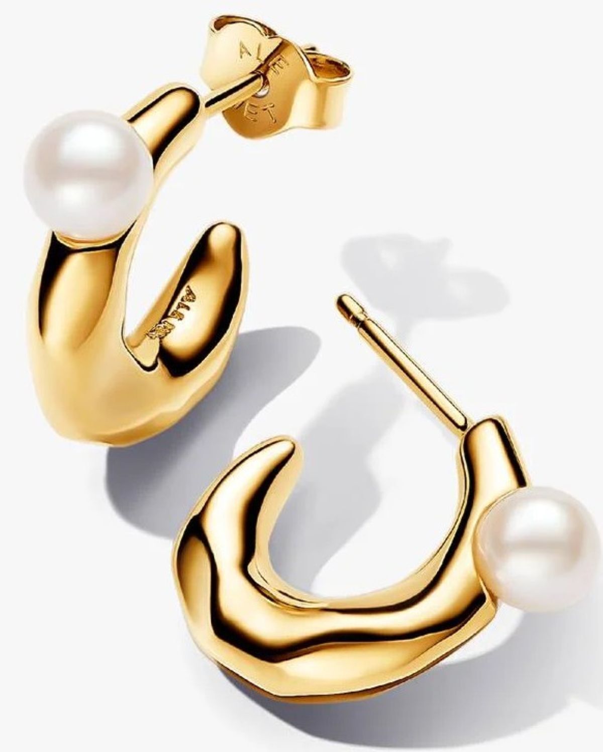 Pendientes de aro forma orgánica y perla cultivada de agua dulce de Pandora