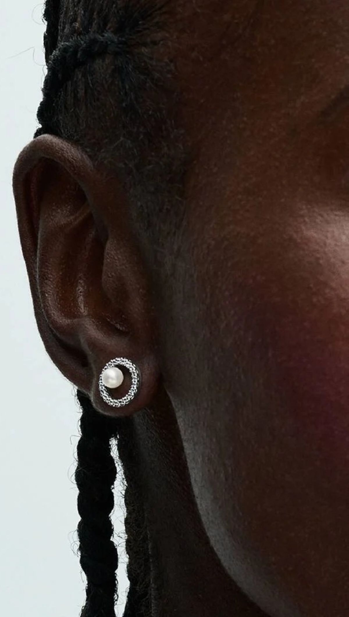 Pendientes de botón perla cultivada de agua dulce tratada y halo de pavé de Pandora