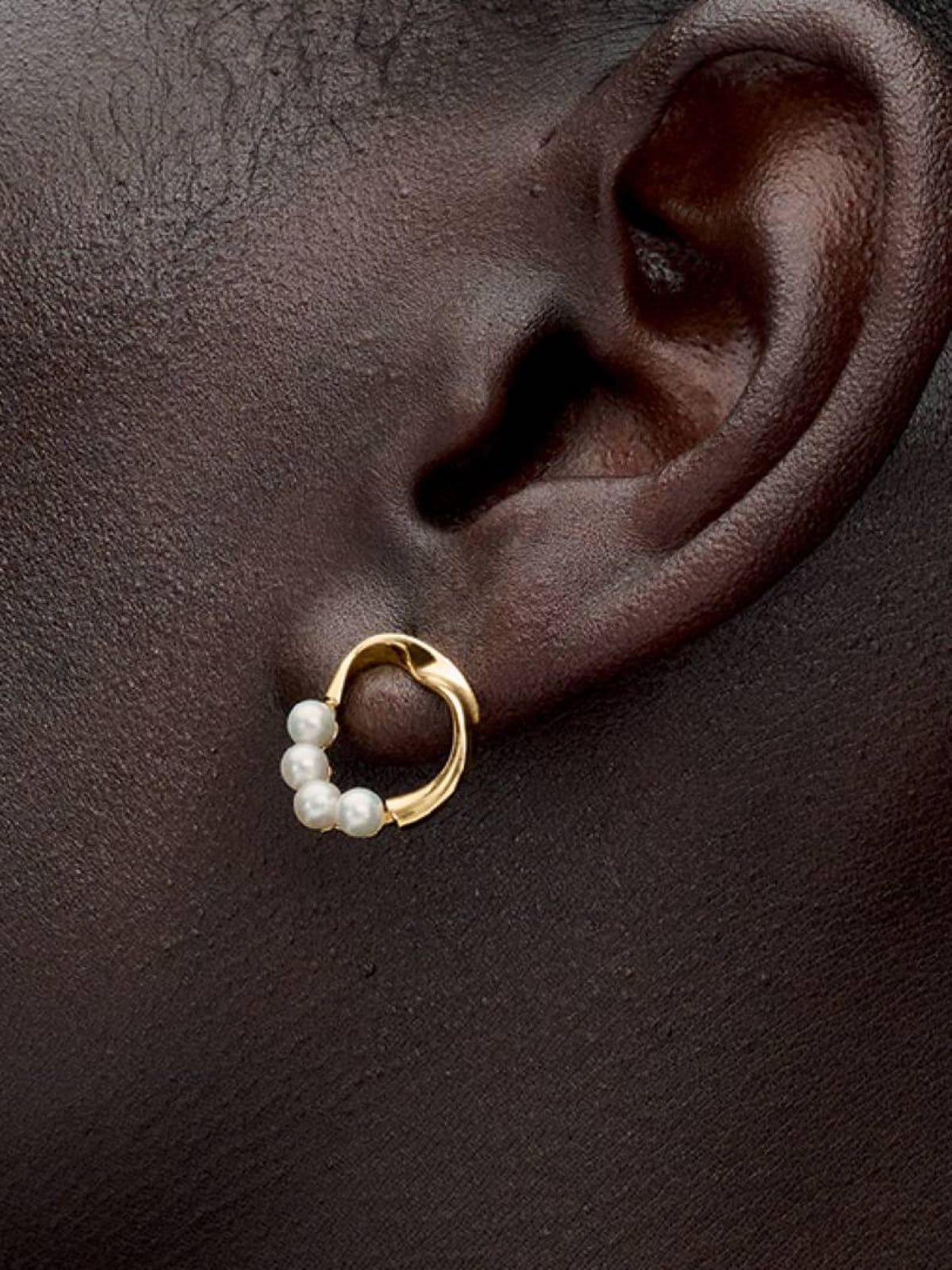 Pendientes de botón círculo forma orgánica y perlas cultivadas de agua dulce tratadas de Pandora