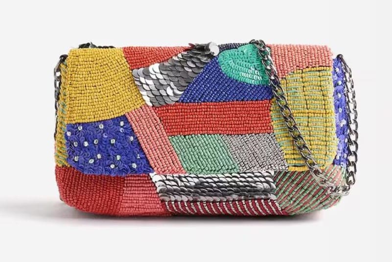 Bolso de fiesta convertible a bandolera con tachuelas y cierre de imán con estampados