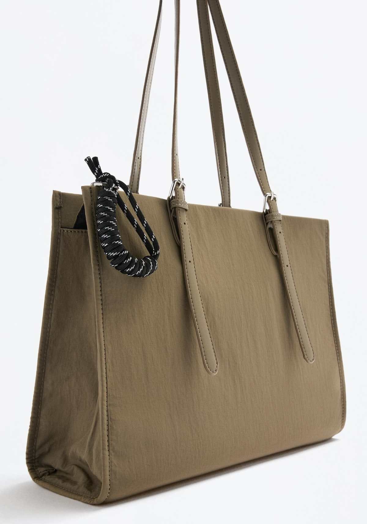 Bolso shopper trench con charm de Lefties