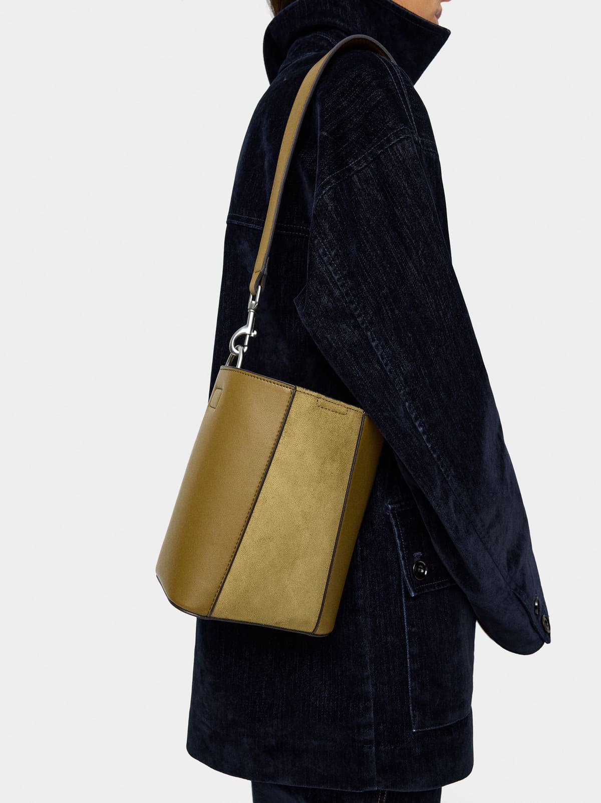 Bolso bombonera con contraste de texturas