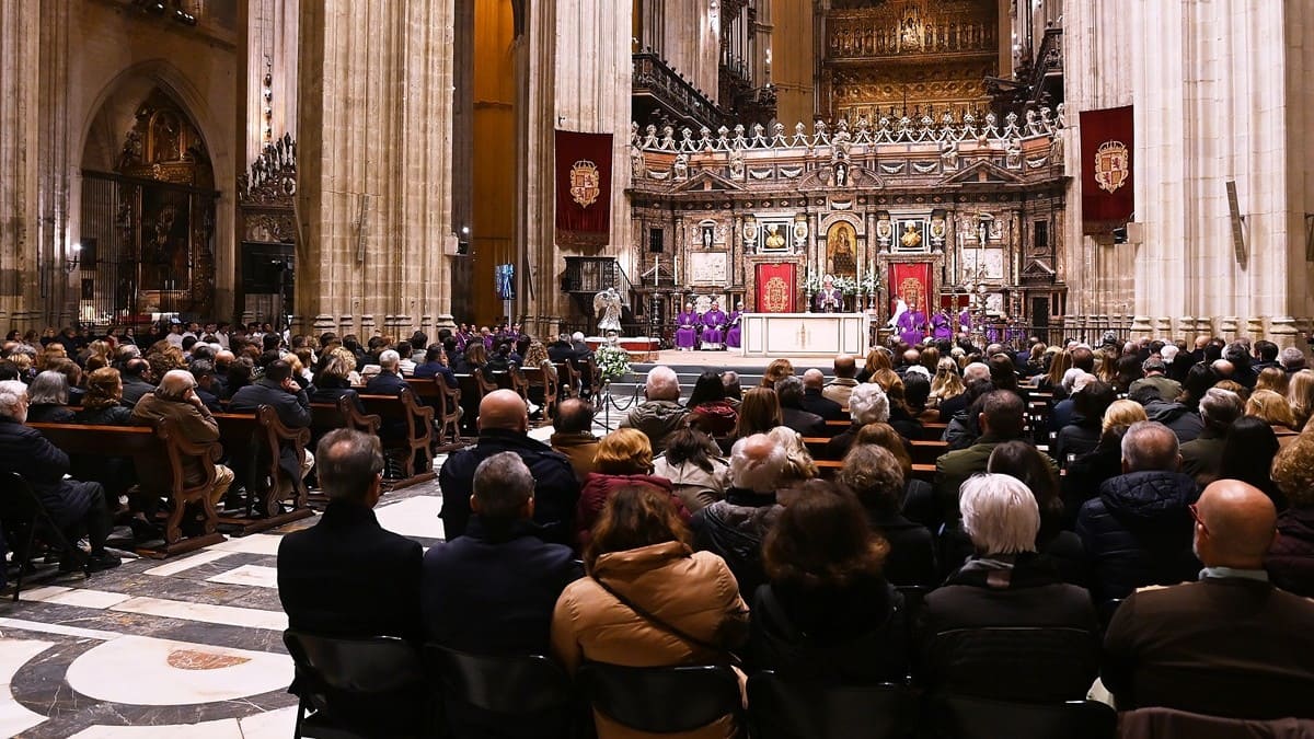 La Seo sevillana se ha llenado de fieles | Salvador López Medina