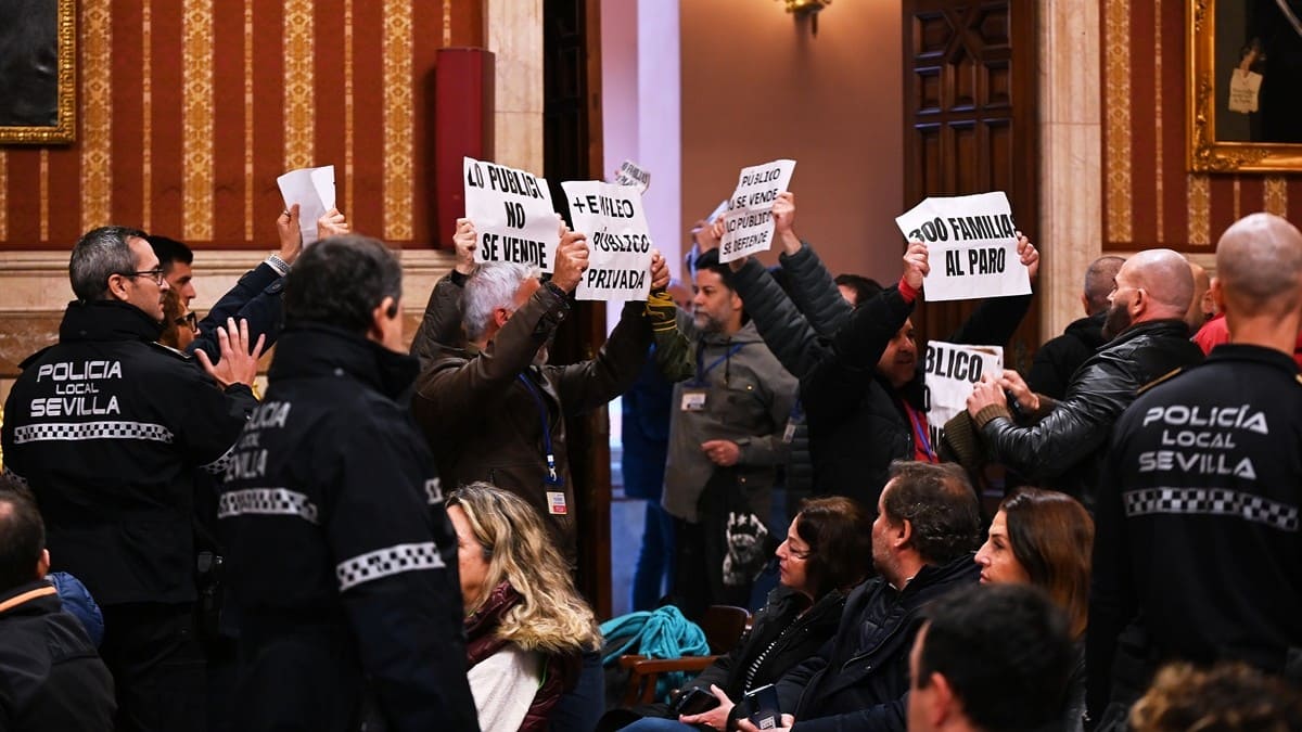 Las protestas de los trabajadores municipales han marcado la sesión | Salvador López Medina