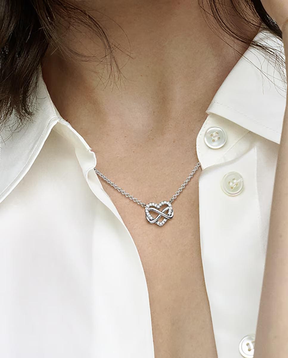 Collar de corazón brillante e infinito