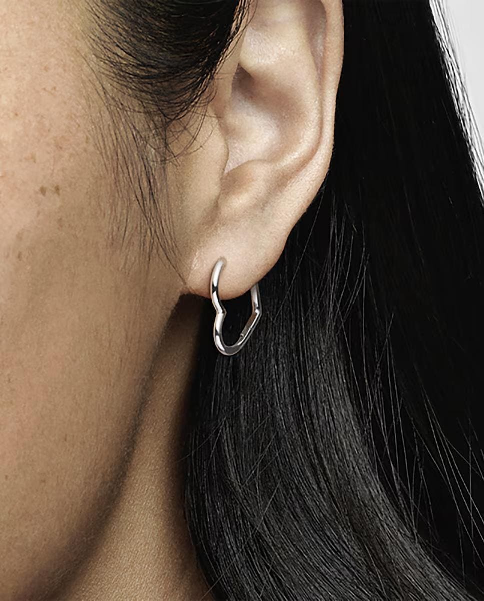 Pendientes de aro con forma de corazones asimétricos