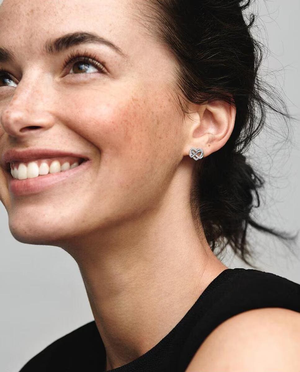 Pendientes de botón con forma de corazón brillante e infinito