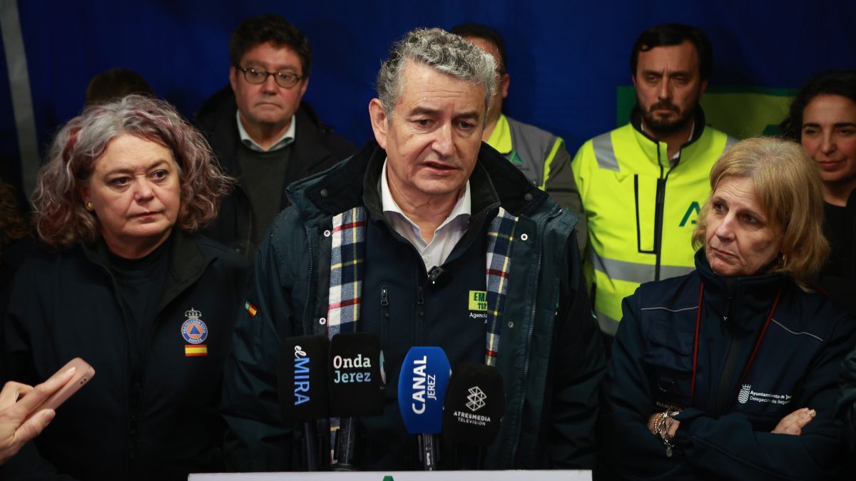 Intervención de Antonio Sanz junto a Blanca Flores, subdelegada del Gobierno en Cádiz y María José García-Pelayo, alcaldesa de Jerez | Cristo García