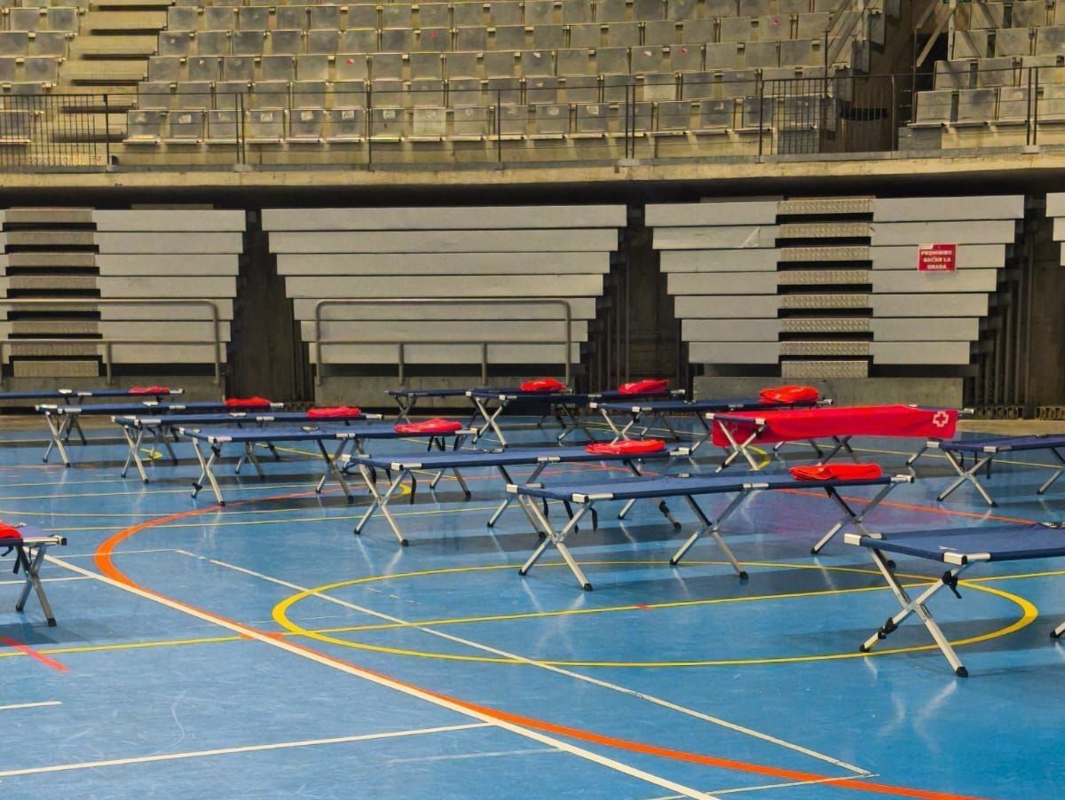 Pista central del Palacio Municipal de Chapín de Jerez con camas habilitadas para las personas desalojadas por el desbordamiento del río Guadalete | El MIRA