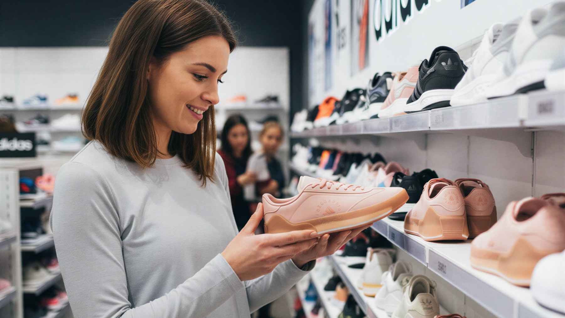 Sneakers Adidas para un perfil urbano que prioriza diseño limpio y comodidad diaria