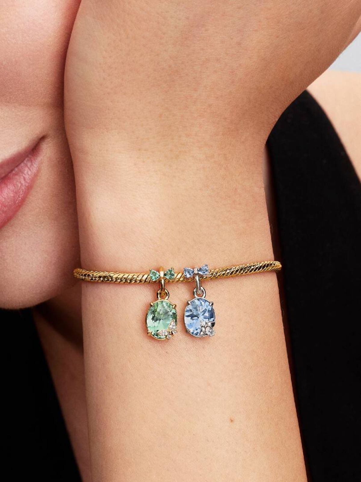 Charm colgante divisible mariposa y abeja de Los Bridgerton de Netflix de Pandora