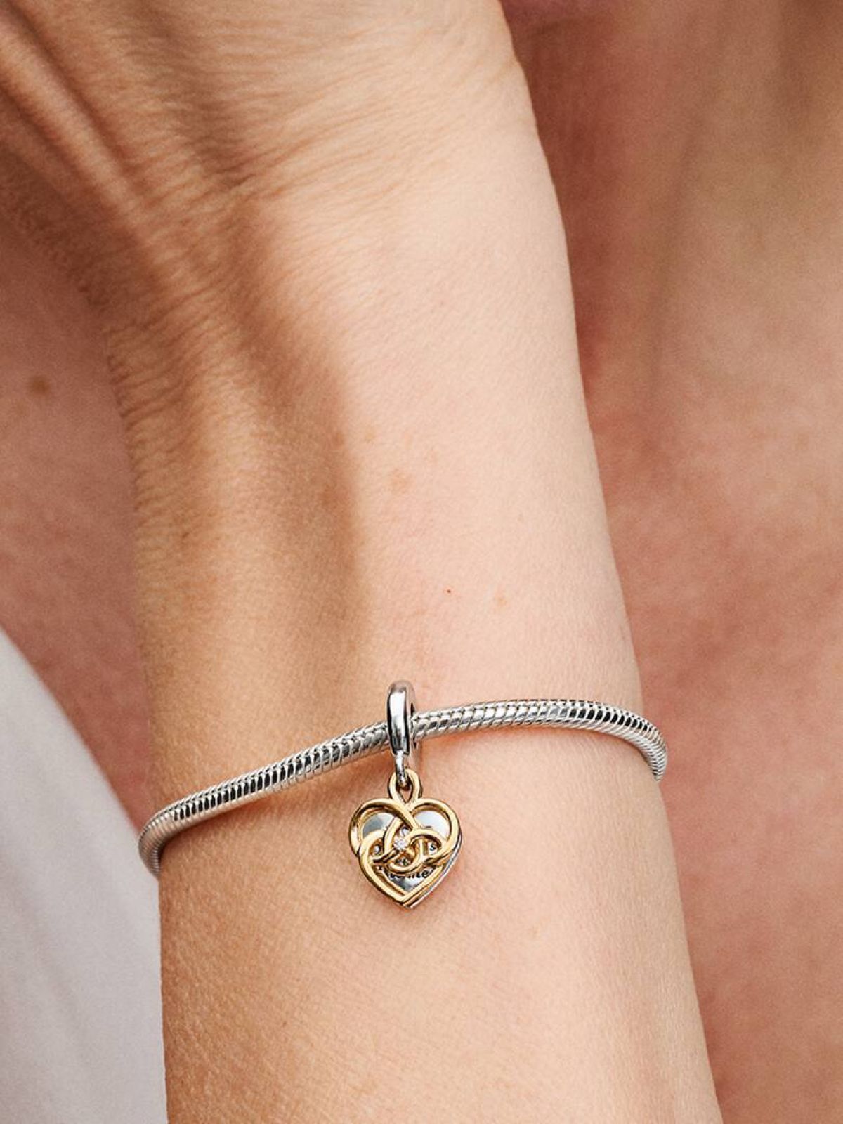 Charm colgante doble grabable Mama con un diamante sintético creado en laboratorio de Pandora