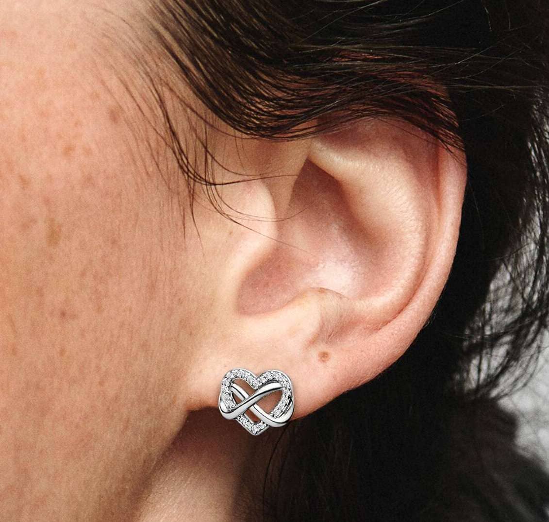 Pendientes de Botón Corazón Infinito Brillante de Pandora