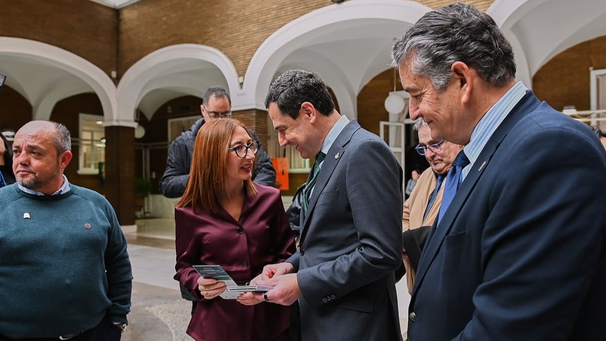 Moreno, junto a Antonio Sanz, conversa con una de las asistentes al acto | Salvador López Medina