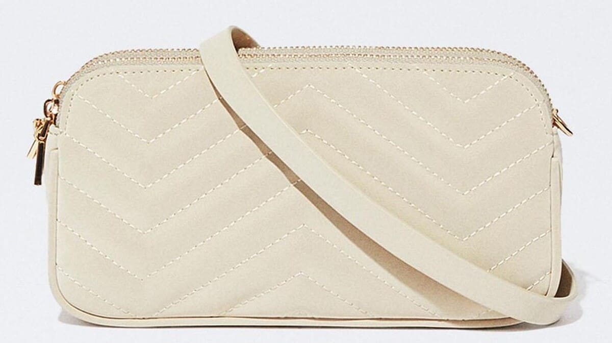 Bandolera acolchada con varios compartimentos y cierre de cremallera en liso