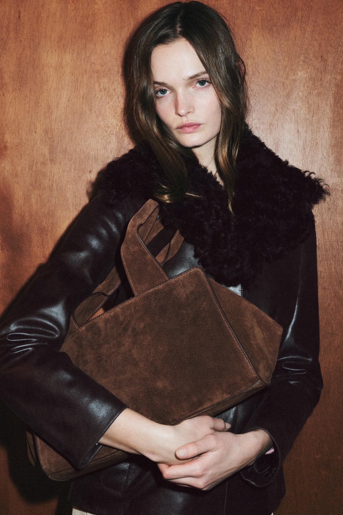 Bolso piel serraje doble asa de Zara