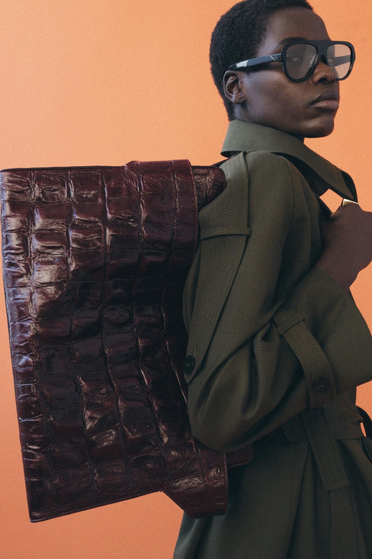 Bolso maxi city piel efecto relieve de Zara