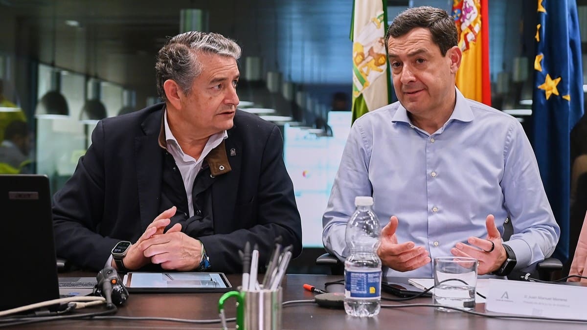 Sanz, junto a Juanma Moreno, han presidido la reunión | Salvador López Medina