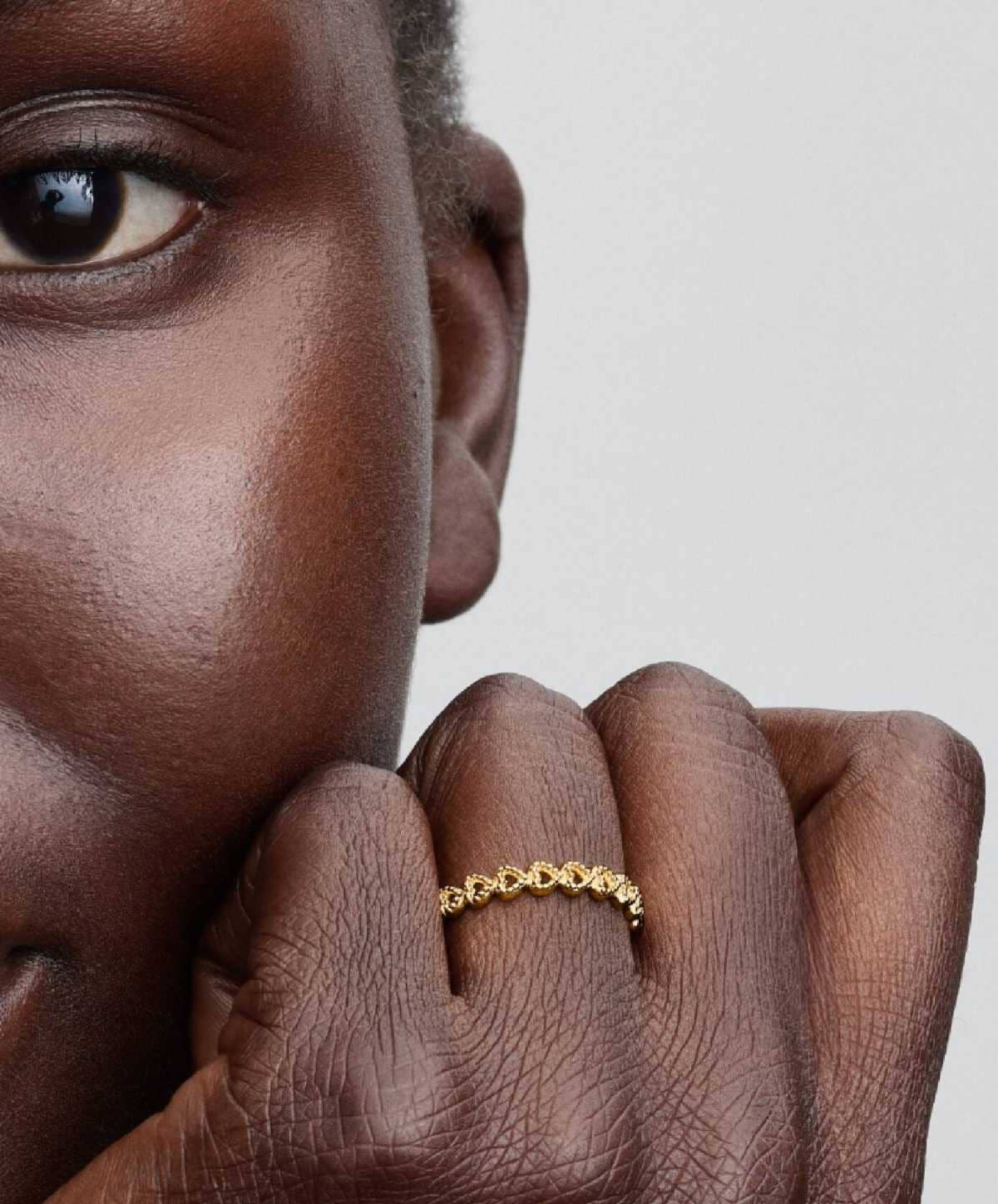 Anillo Banda Corazones en Filigrana de Pandora