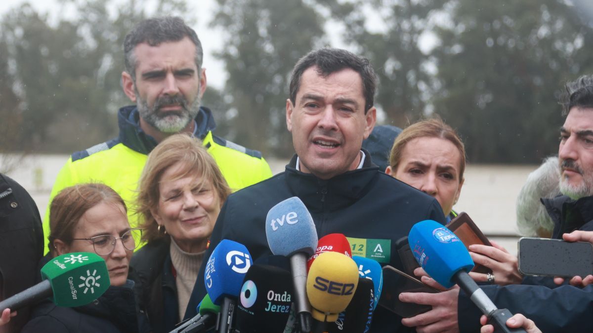 Juanma Moreno durante la atención a los medios | Cristo García