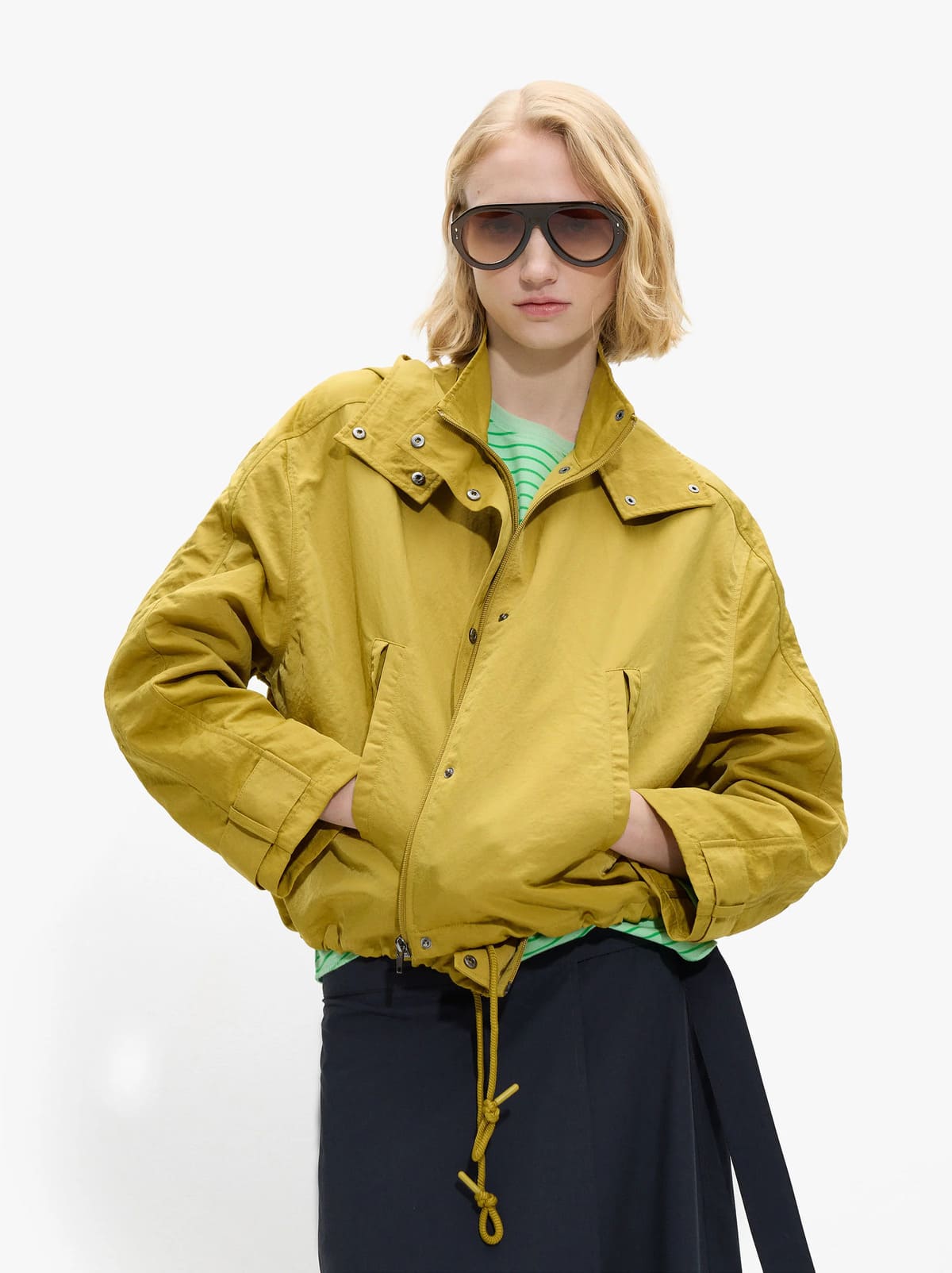 Chaqueta con capucha efecto arrugado