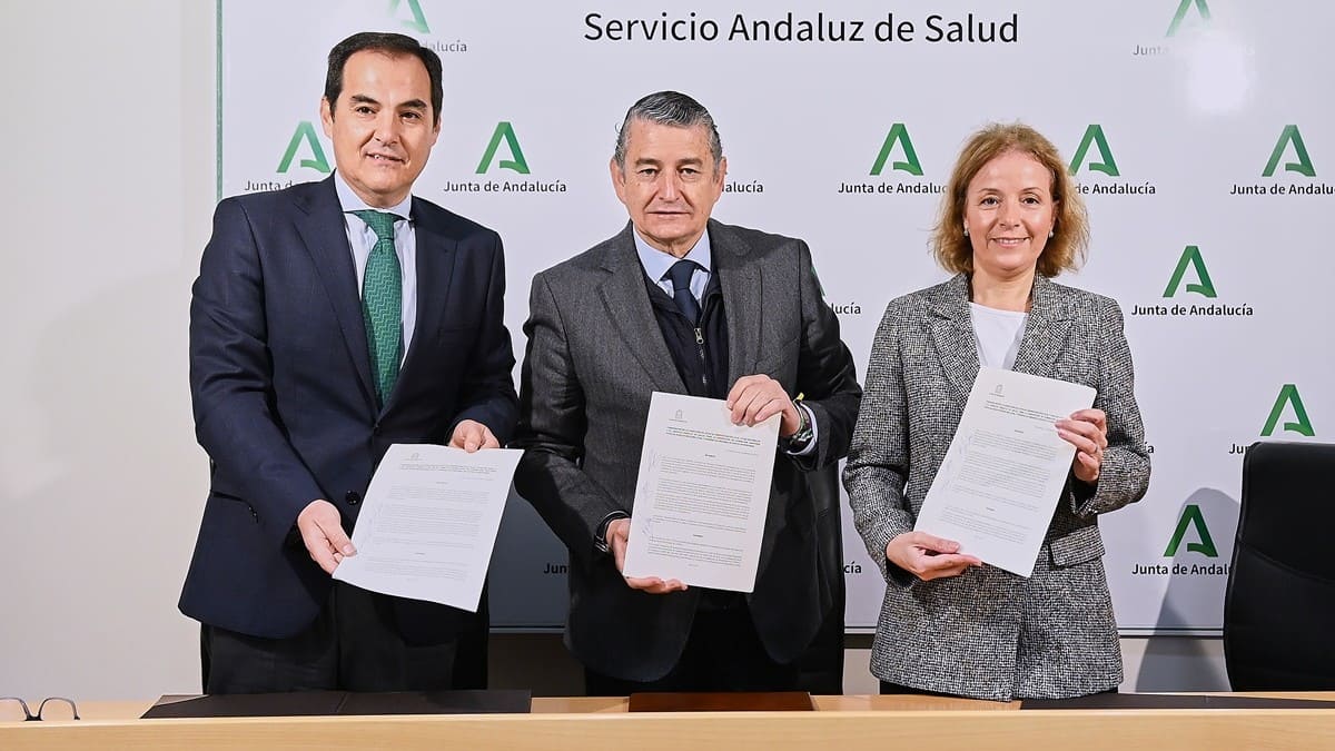 Los consejeros Antonio Sanz y José Antonio Nieto han presidido la firma del convenio | Salvador López Medina