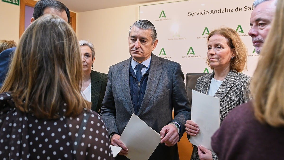 El consejero Antonio Sanz conversa con los presentes durante el acto celebrado en Sevilla | Salvador López Medina