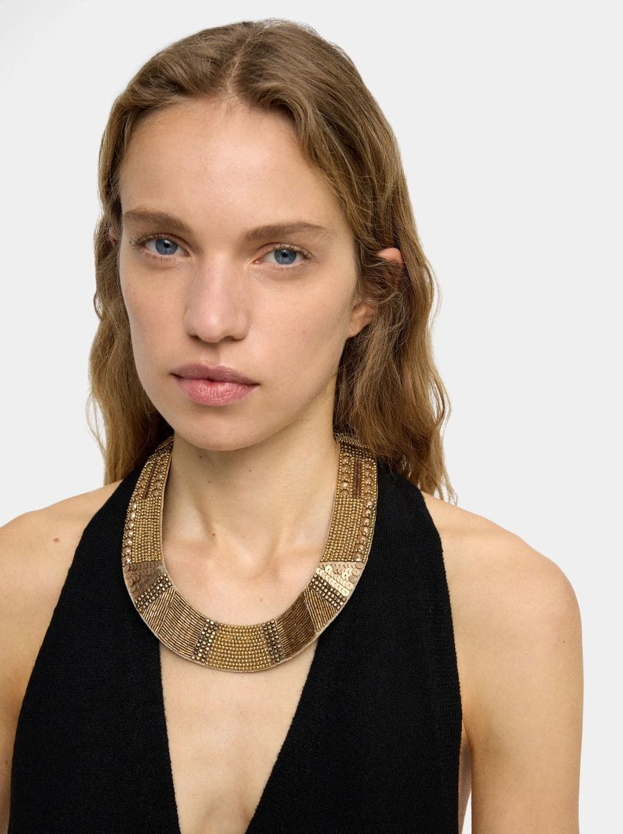Collar con abalorios