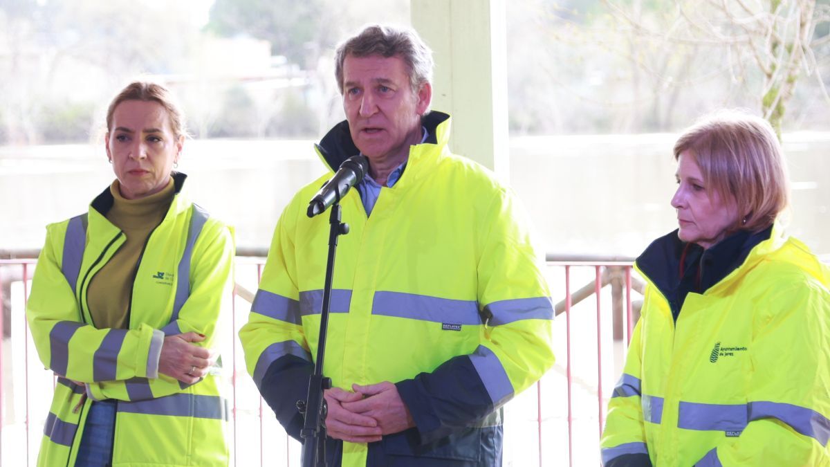 Feijóo durante la atención a los medios en Jerez | Cristo García