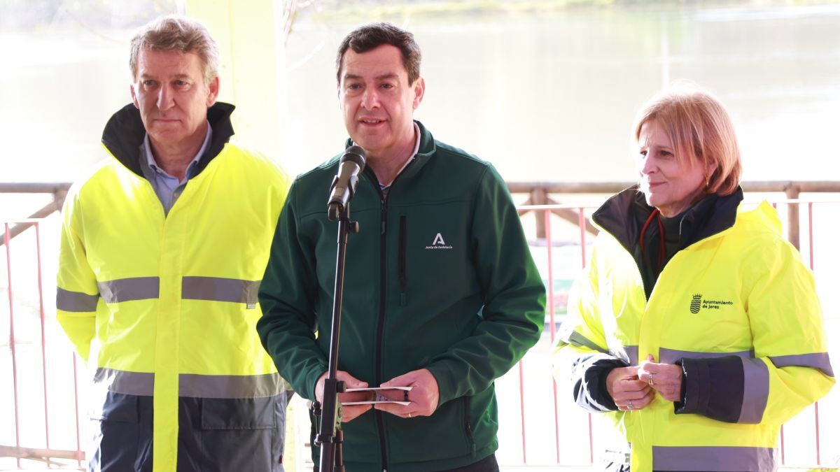 Juanma Moreno durante la atención a los medios en Jerez | Cristo García