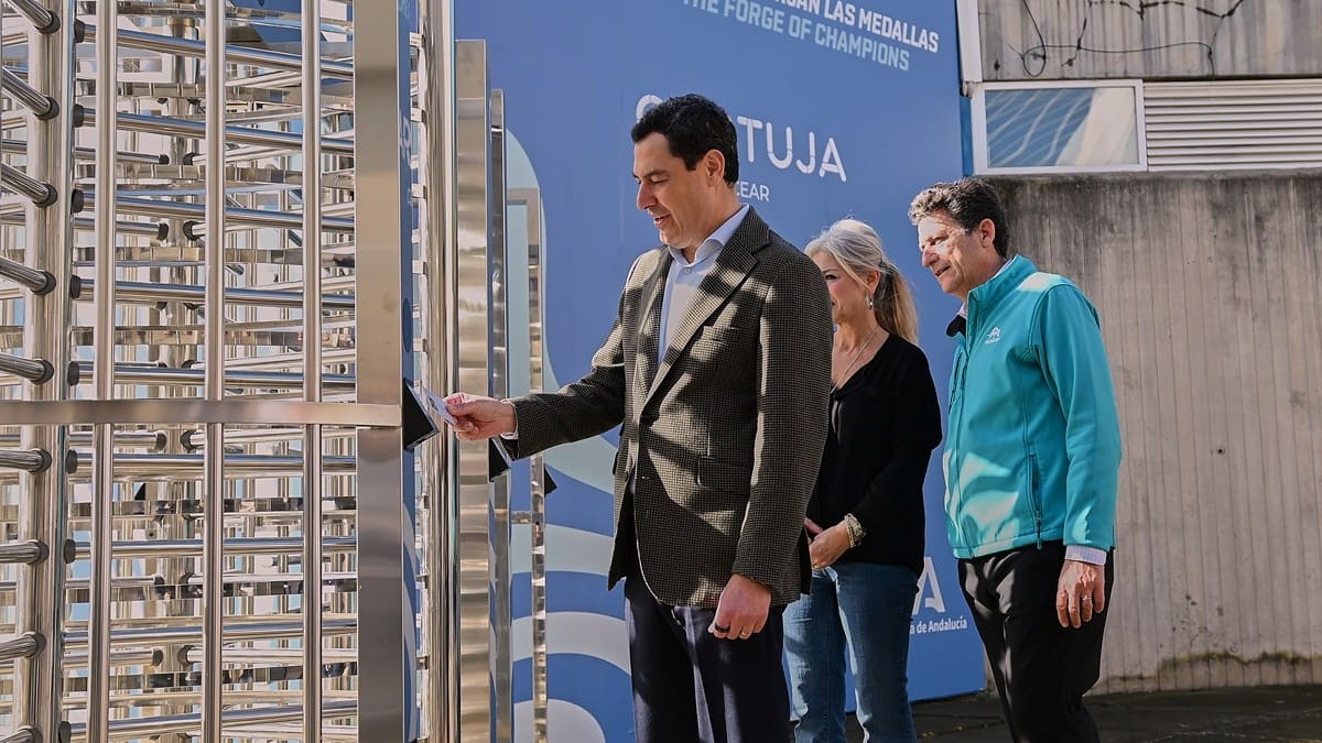 El presidente andaluz inaugurando las instalaciones | Salvador López Medina
