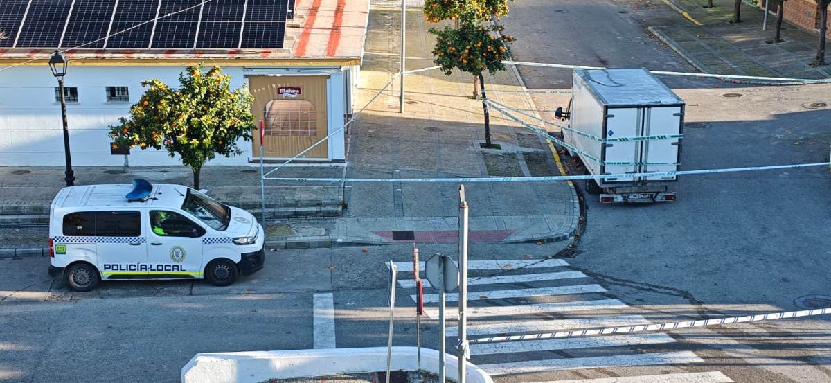 Furgoneta con material inflamable en medio de la calle donde se realiza el montaje del mercadillo de Estella los domingos | El MIRA