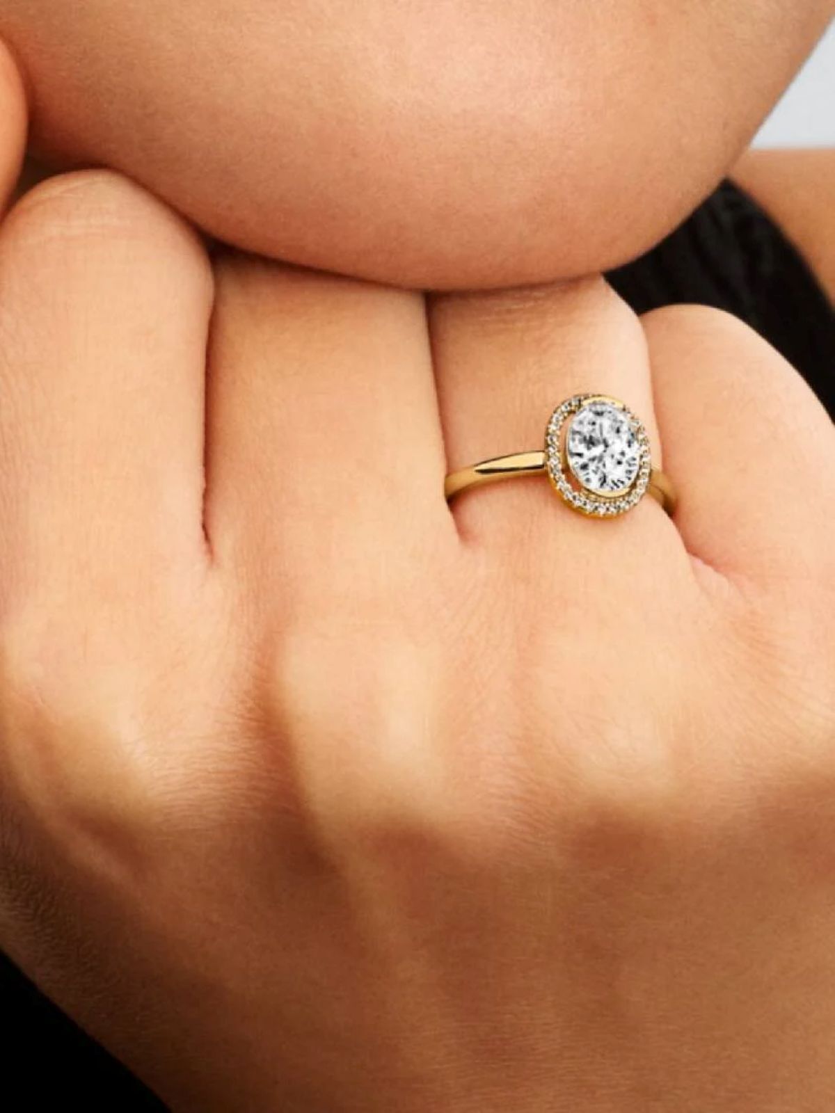 Anillo Halo Ovalado Brillante de Pandora