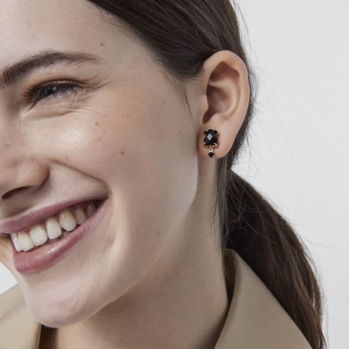 Pendientes con baño de oro 18Kt con motivo oso onix y perla cultivada con espinela Tous de Amazon