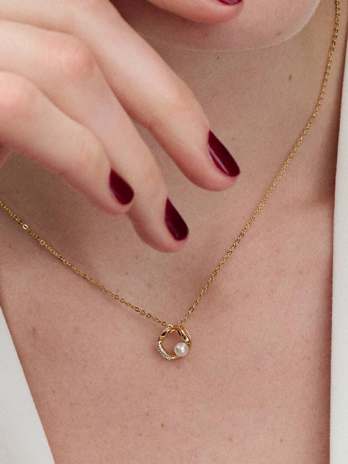 Collar Círculo Forma Orgánica en Pavé y Perla Cultivada de Agua Dulce de Pandora