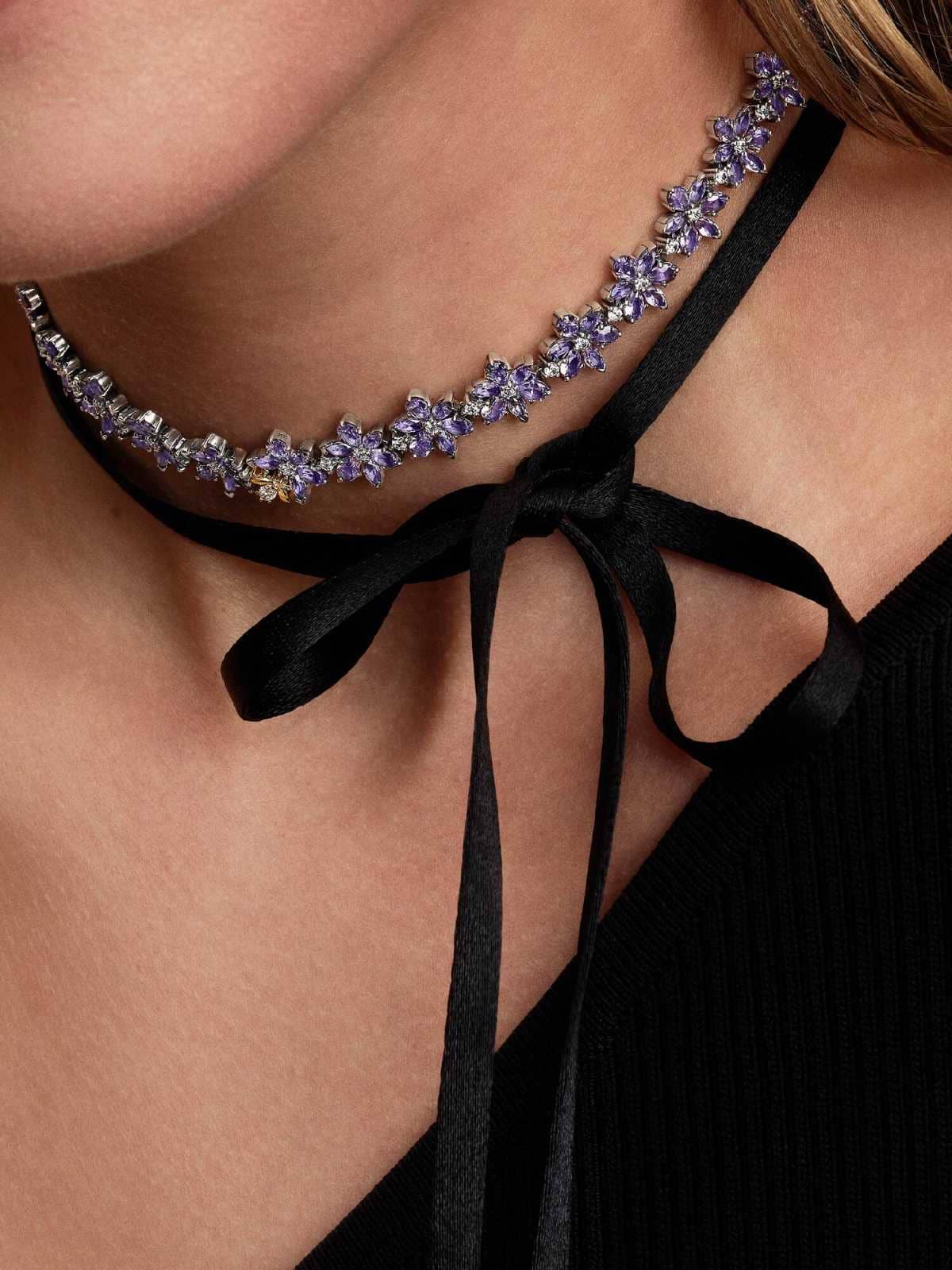 Choker Herbario y Abeja de Los Bridgerton de Netflix de Pandora