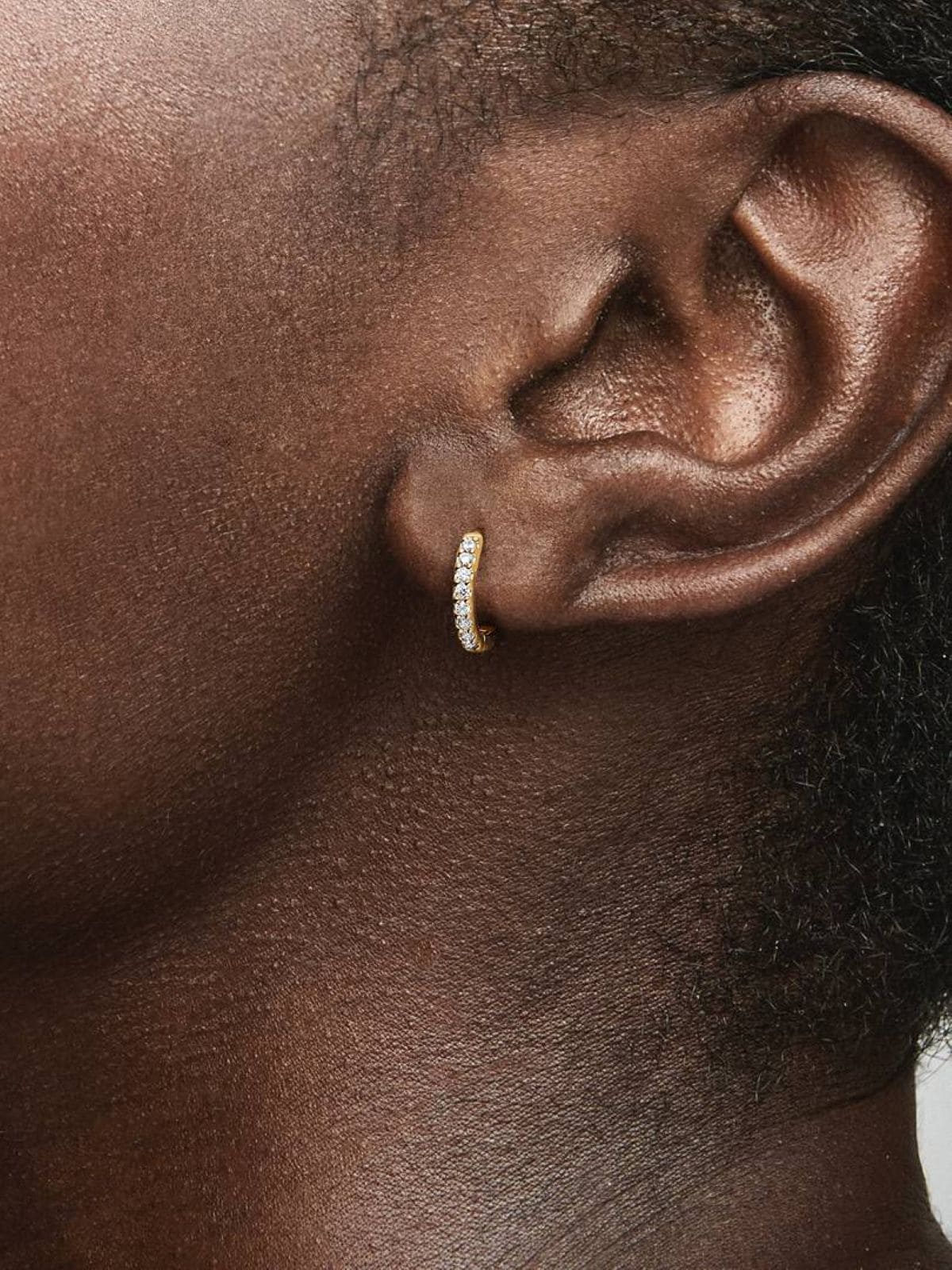 Pendientes de aro Abrazo Brillante de Pandora