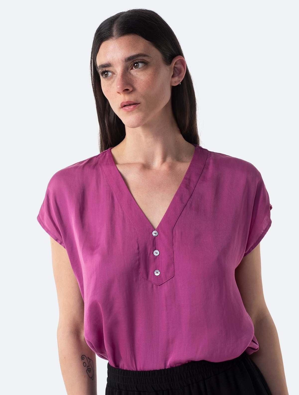 Blusa lisa sin mangas con cuello pico de Mujer TEX en Carrefour