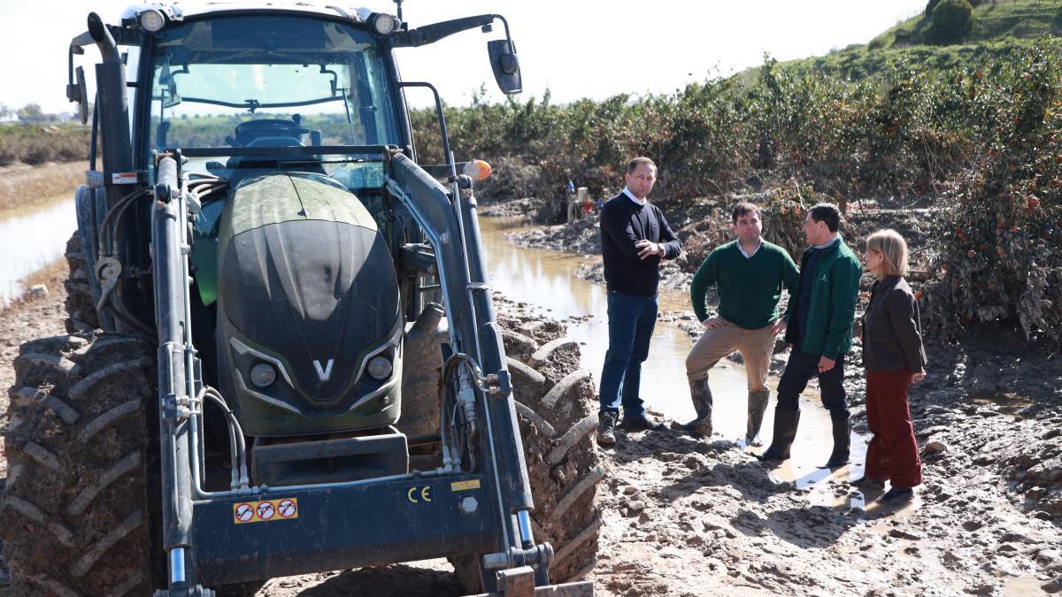 Juanma Moreno, y el comisario europeo de Agricultura, Christophe Hansen, visitan zonas agrícolas afectadas en Jerez | Cristo García
