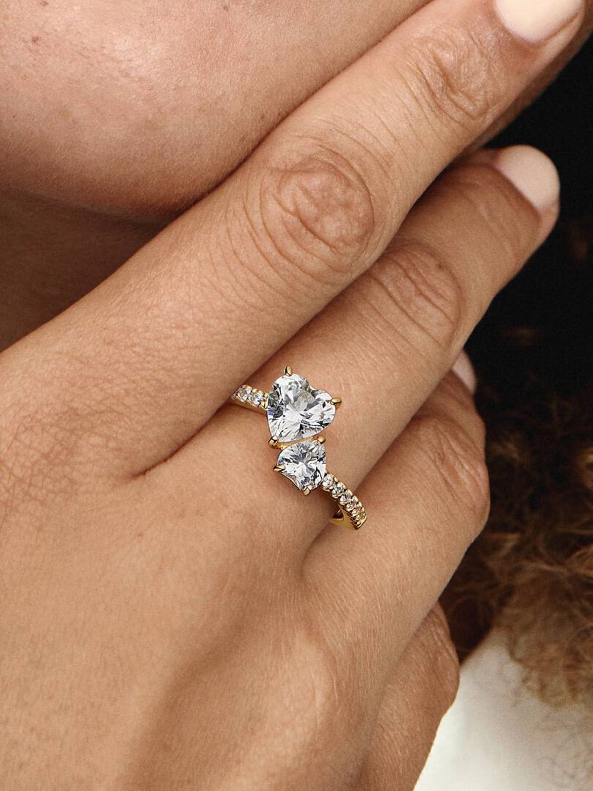 Anillo con un recubrimiento de oro de 14k Corazón Doble Brillante de Pandora