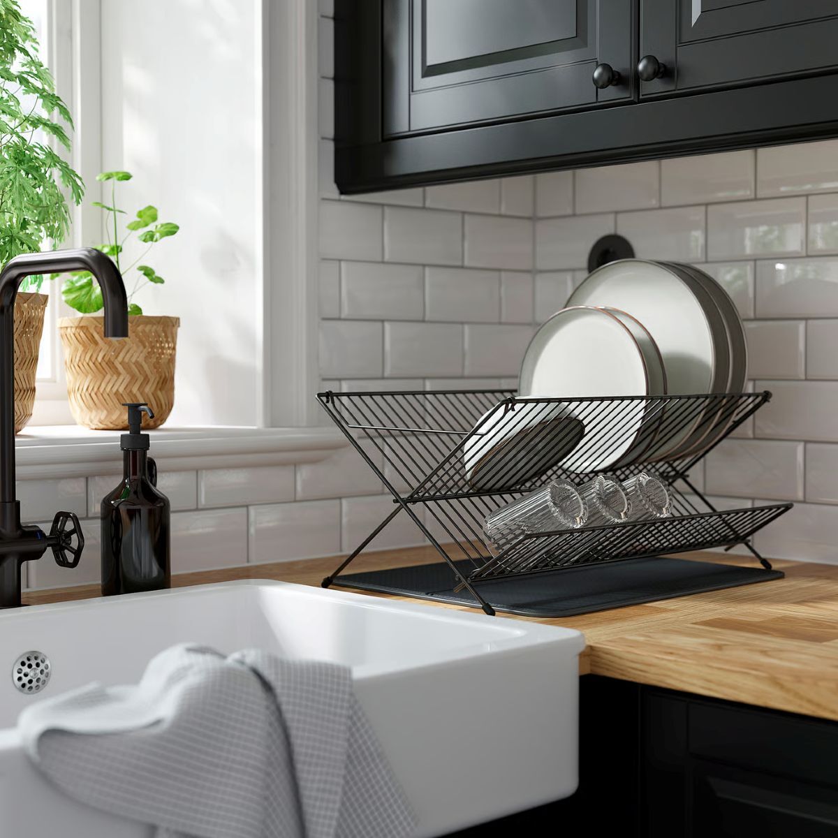 Escurreplatos de la serie KVOT de Ikea