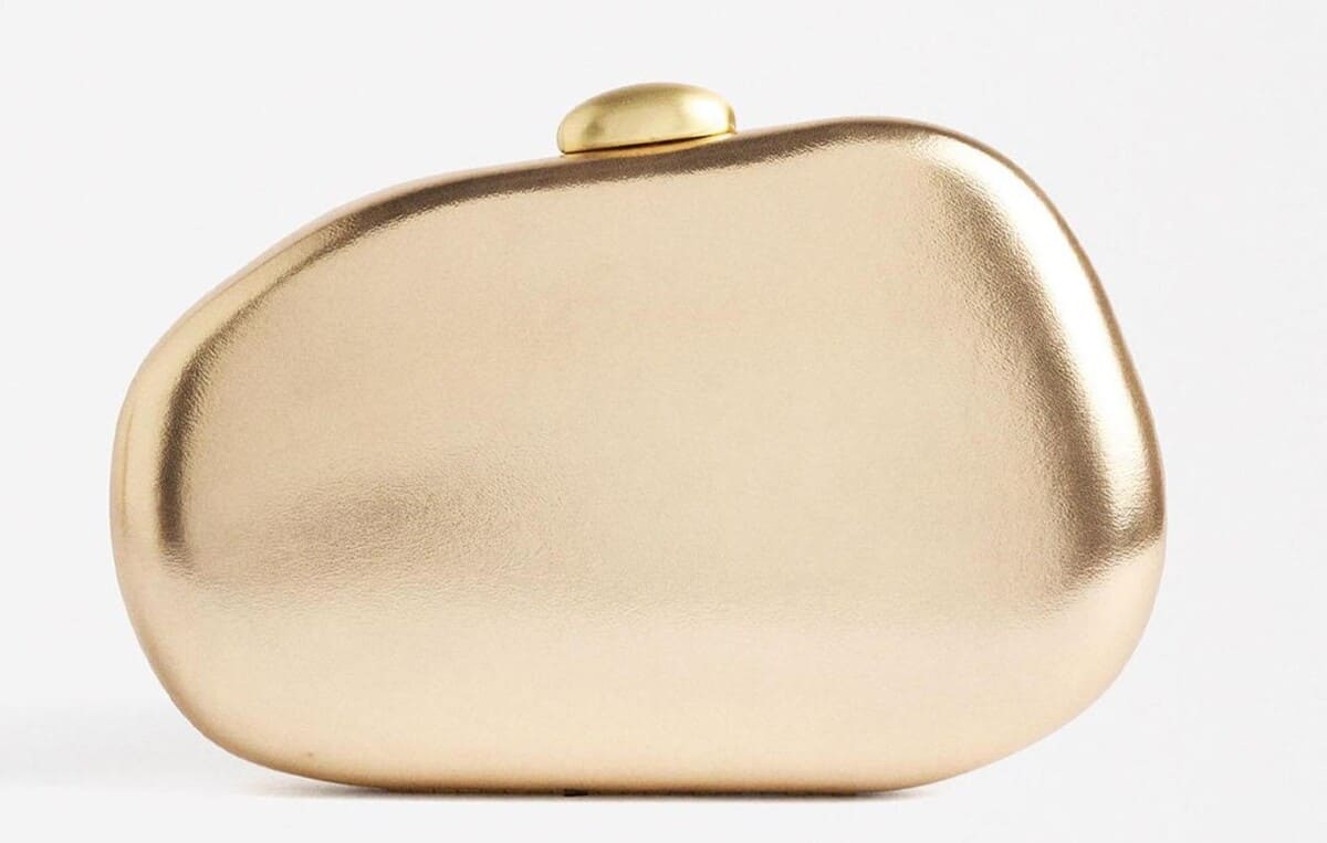 Bolso de fiesta estilo clutch convertible a bandolera con cierre de botón en liso