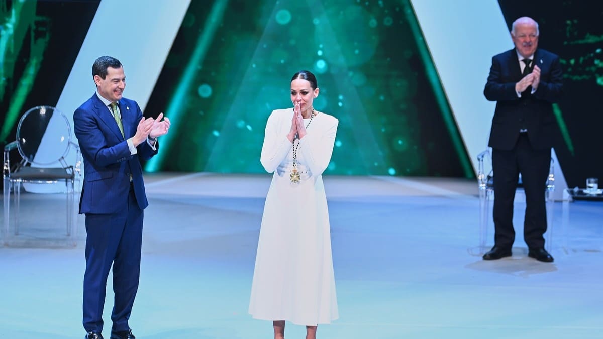 Eva González, visiblemente emocionada, tras recibir su medalla | Salvador López Medina