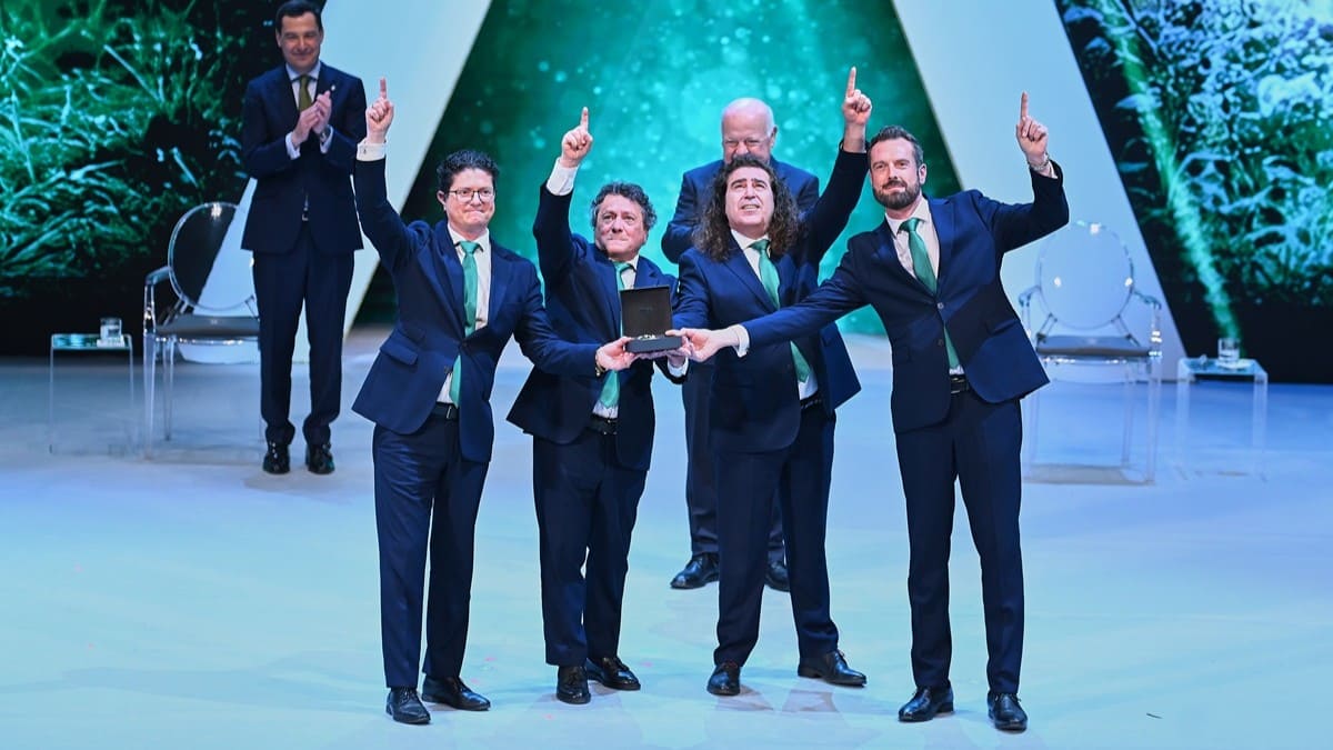 Cantores de Hispalis dedicando el premio al cielo | Salvador López Medina