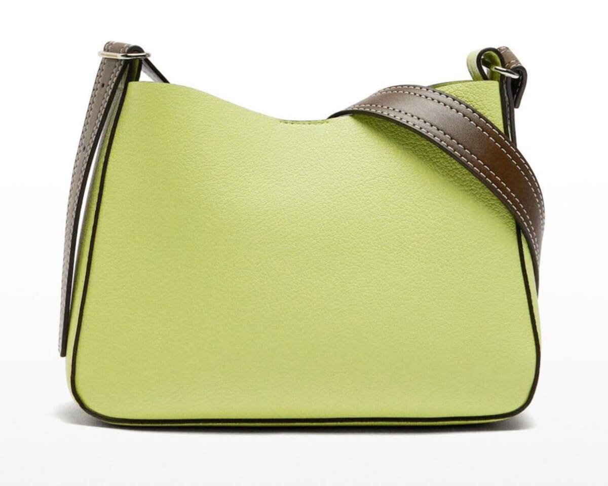 Bandolera con textura y cierre de cremallera en liso