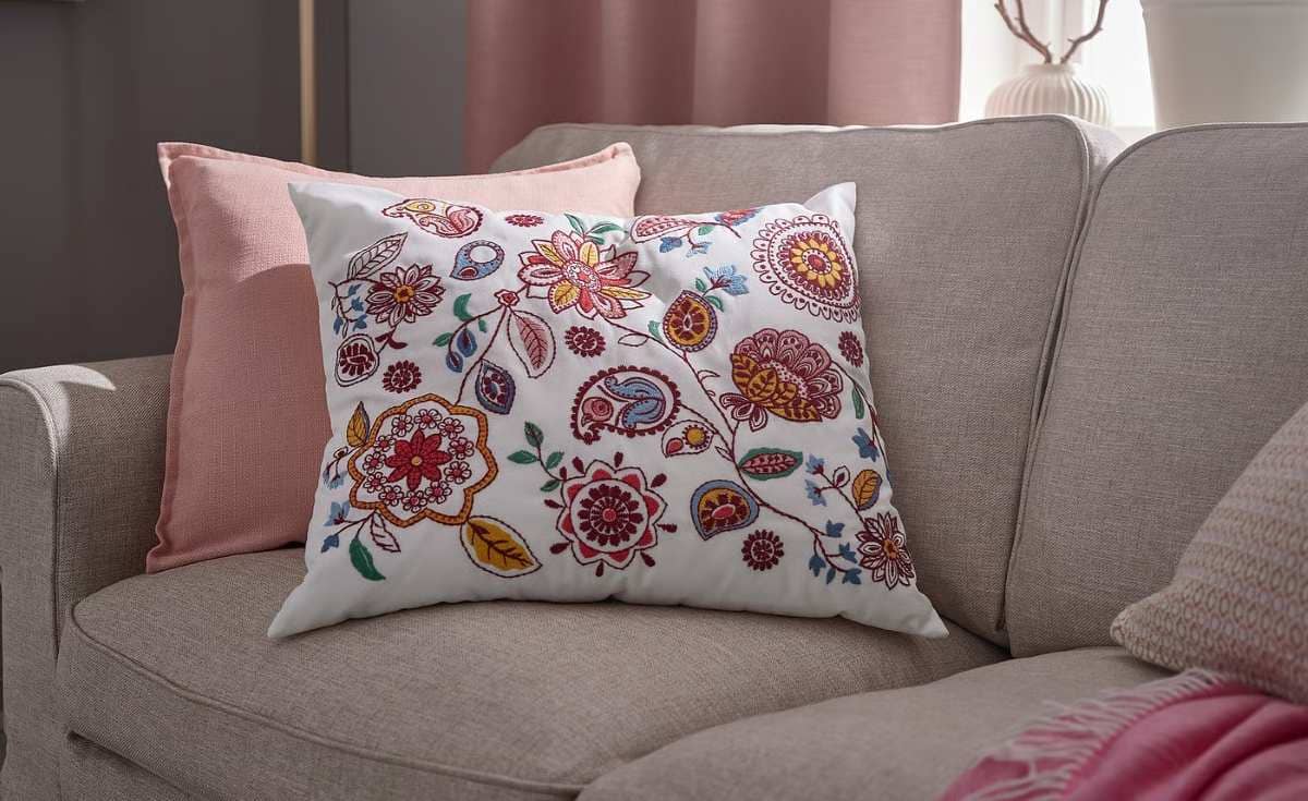 FJÄLLFRYLE Cojín blanco multicolor bordado de Ikea