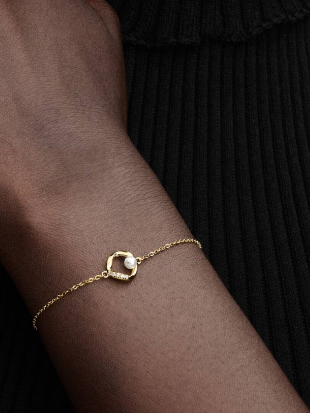 Pulsera círculo forma orgánica en pavé y perla cultivada de agua dulce tratada de Pandora