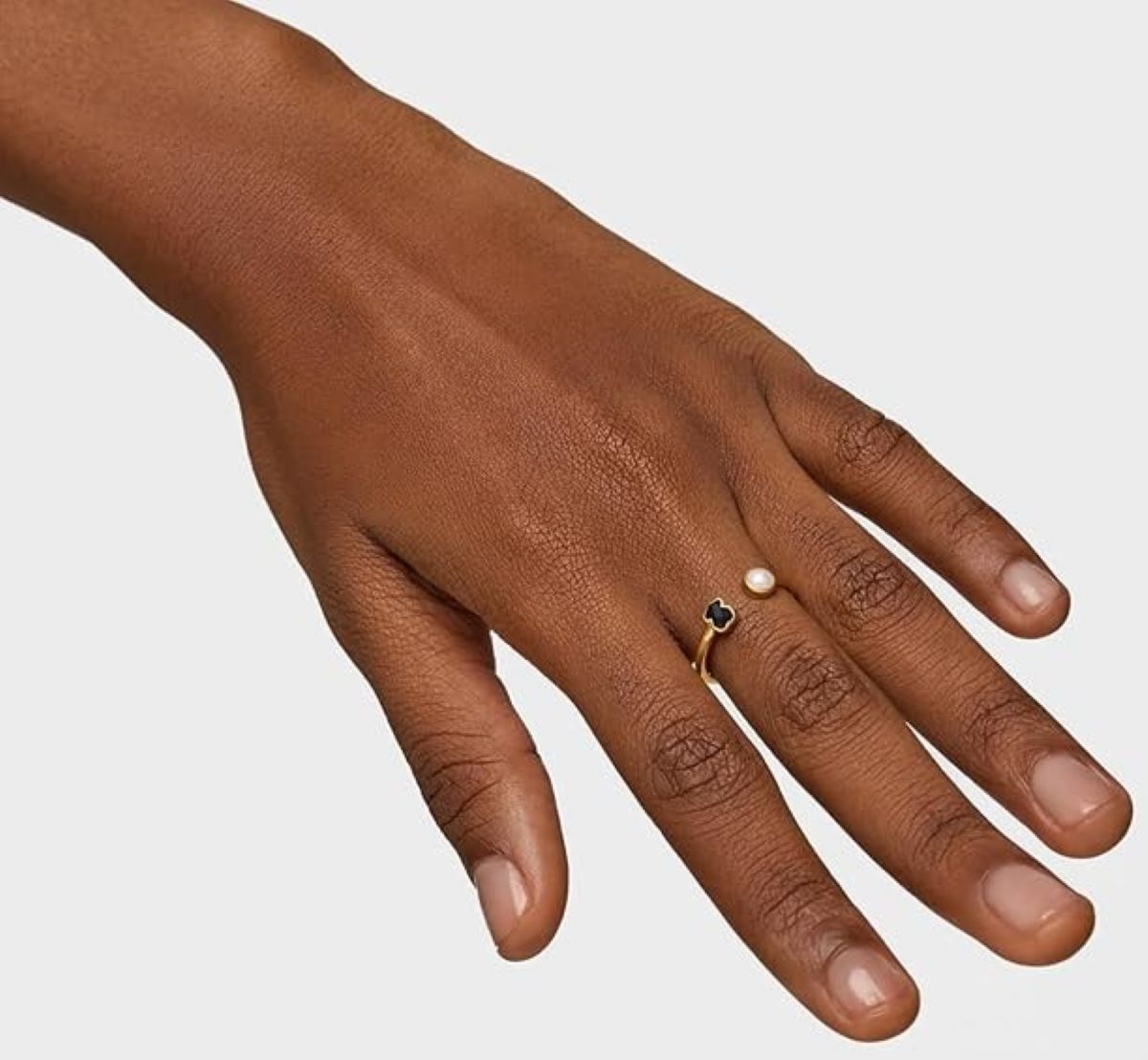 Anillo con baño de oro 18 kt sobre plata y ónix y perla Glory Tous de Amazon