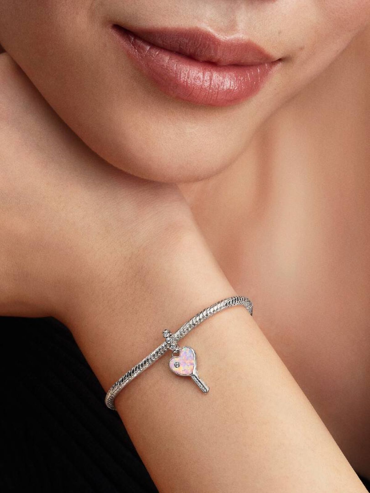 Charm colgante Llave Corazón Opalescente de Pandora